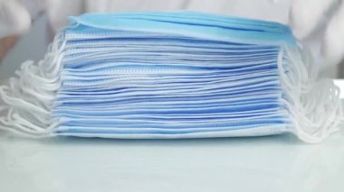 Coronavirus 'a yakalanan hastalar için yeni bir koruyucu maske paketini kontrol ediyorum.