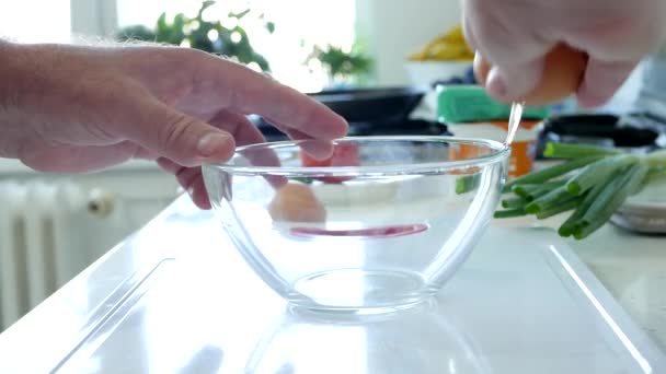 Quebrando ovos em uma tigela para um omelete, preparando o café da manhã — Vídeo de Stock