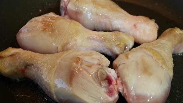 Carne de pollo fresca frita en una sartén en la estufa de cocina — Vídeos de Stock