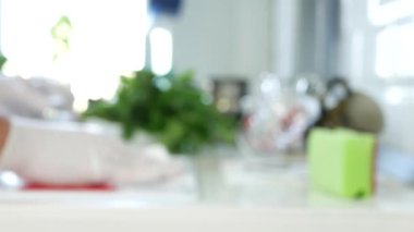 Ellerinde Koruyucu Eldiven olan, Mutfak Masa Eşyalarını Kuru Mendille Temizleyen Bir Kişinin Bulanık Görüntüsü