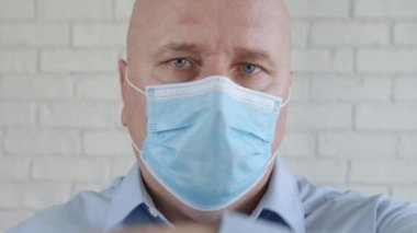 Koruyucu bir maske takan mühendis kaskını çıkarır ve alnına terini eliyle siler.