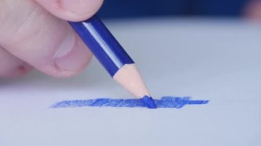 Renkli Kalemle Çizen Yaşlı Bir Kişi