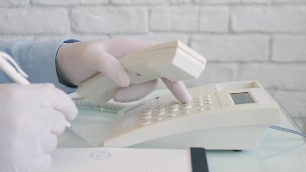 Mouvement lent avec l'homme portant des gants de protection dans les mains à l'aide de la communication téléphonique, mode de vie de distanciation sociale — Video