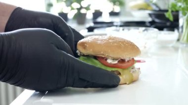 Fast Food pişiriyorum, Şef Masaya nefis bir hamburger koydum.