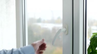 Ofisten Büyük Pencere Açan Bir Adamın Eli