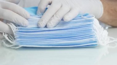 Doktor Eller Coronavirus Hastaları Hastanesi 'nde Yeni Koruyucu Maskelerle Bir Paketi Kontrol Ediyor