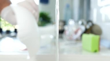 Temizlikçi Elleri Giyen Koruyucu Eldiven Giyen Kuru Mendille Bulaşıkları Temizleyen Bulanık Resim