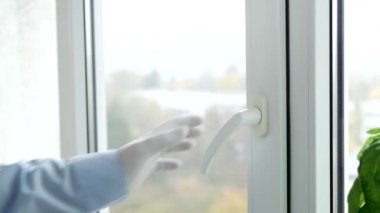 Ofisten Büyük Pencere Açan Bir Adamın Eli