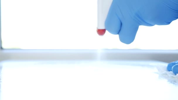 Närbild Man händer med blå handskar Rengör möbelyta med hjälp av sprayad rengöring vätska — Stockvideo