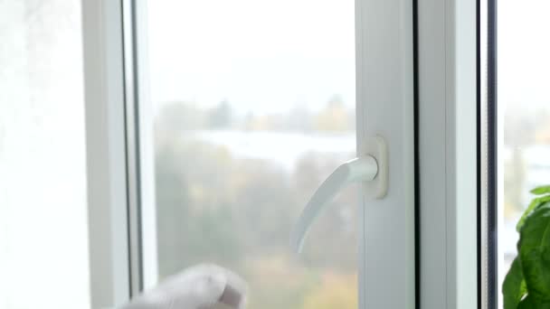 Mano de un hombre abriendo en modo oscilación una ventana de la oficina — Vídeo de stock