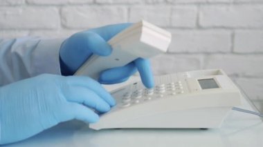 Ellerinde Koruyucu Eldiven Giyen Adamla Yavaş Hareket Telefon İletişim, Sosyal Mesafe Yaşam Tarzı