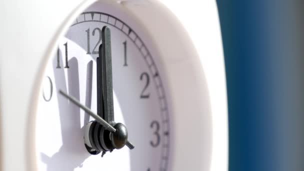 Nahaufnahme mit einer Uhr, die die letzten Sekunden bis zur Mitte des Tages überwacht — Stockvideo