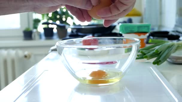 Розбиваючи яйця в миску для омелету, готуючи сніданок — стокове відео