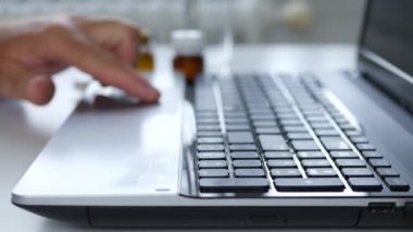 Coronavirus salgını nedeniyle sosyal tecrit altında olan kişi evden uzakta çalışıyor ve ilaçlarını alıyor.