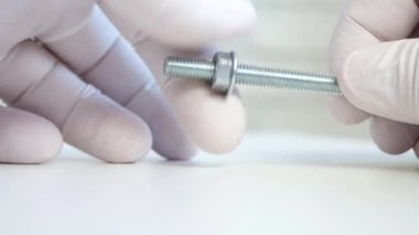Metal vidadan vidayı söken Eldivenli İnşaatçının Eli
