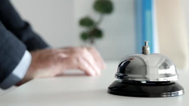 Otelin resepsiyonundaki turist Gergin Eller Hareketleri Resepsiyonisti Bekliyor