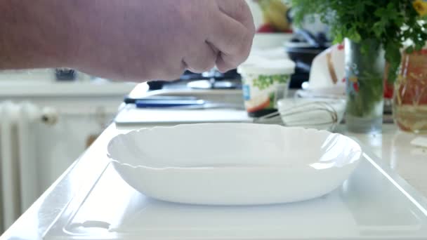 Rozbijanie jajka w misce na omlet Przygotowanie śniadania — Wideo stockowe
