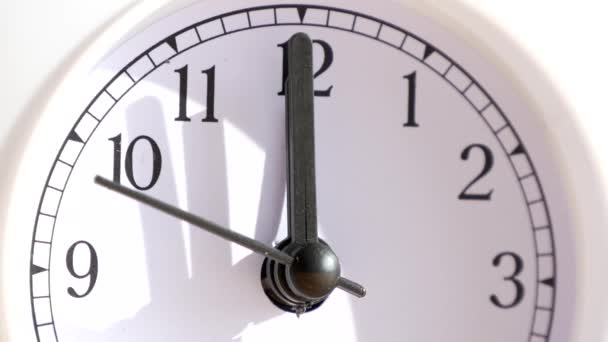 Imagen de primer plano con un reloj cronometrando los últimos segundos hasta la mitad del día — Vídeos de Stock