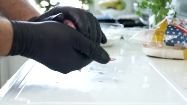 Osoba w rękawicach kuchennych przygotowuje klopsiki — Wideo stockowe