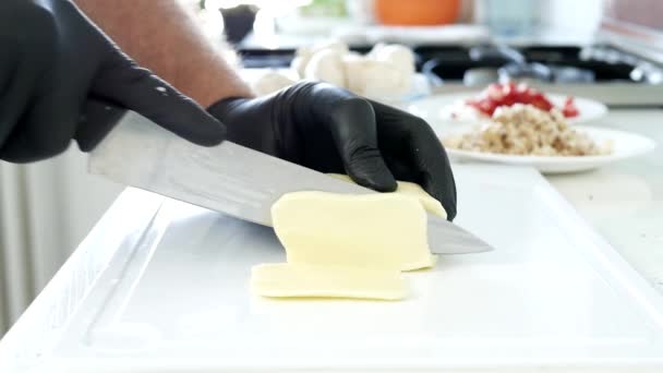 Mann in der Küche schneidet Käse in Scheiben zum Frühstück — Stockvideo