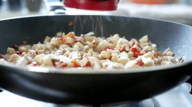 Mutfak Şefi, Tuz, Kızarmış Sebze, Soğan, Biber ve Mantar karışımı.