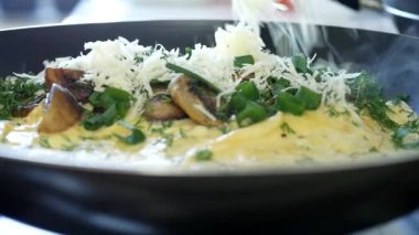 Çırpılmış yumurta ve mantar, bol baharatlı ızgara peynir.