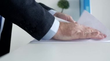 Gergin İşadamı Bir Kağıt Çarşafını Kırdı, Sözleşmeyi Çöpe Attı
