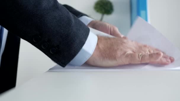 Nervöser Geschäftsmann zerknüllt ein Blatt Papier und wirft Vertrag weg — Stockvideo