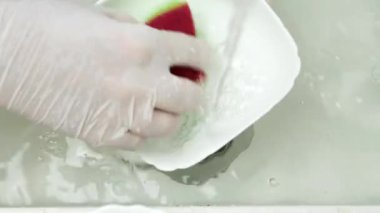 Koruyucu Eldiven Giyen Temizlikçi Eller Bulaşıkları Suyla ve Bulaşık Süngeriyle Yıka