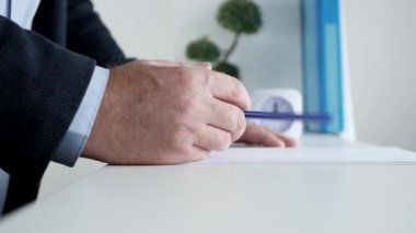 Ofisteki Sıkıcı İşadamı Kalemle Sinirli Hareketler Yapıyor