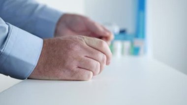 İlkyardım eli uzatmak, Parmağına Tıbbi Yama koymak