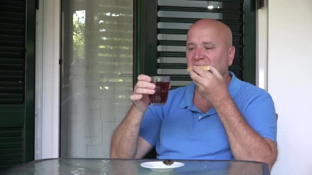 Turista relaxado em férias Comer café da manhã em seu quarto — Vídeo de Stock