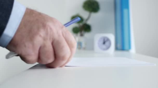 Zakenman Voorbereiding van een zakelijke bijeenkomst door een paar vellen papier en een pen op tafel te leggen — Stockvideo