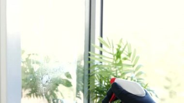 Rutin bir iş yapan adam yıkamak ve temizlemek için bardağa deterjan sıkıyor.