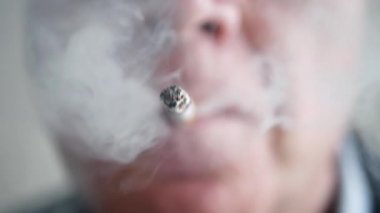 Sigara İçen Bir Adamla Yakın çekim