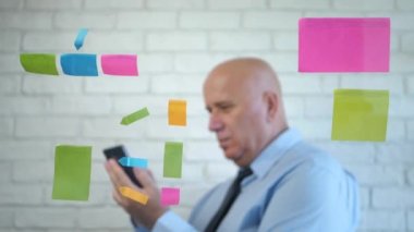 Bir İşadamının Telefonla Konuşması ve Yapışkan Notlarla Saydam Bir Tahtanın Arkasında Hareket Etmesi Görüntü Bulanıklığı