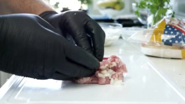 Mutfakta Koruyucu Siyah Eldiven Giyen Bir Kişi Köfte Hazırlıyor