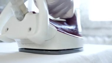 Elektrikli Demir ve Sıcak Buhar Kullanarak Temizlik Çamaşırlarını Ütüleyen Temizlikçinin Etkinliği