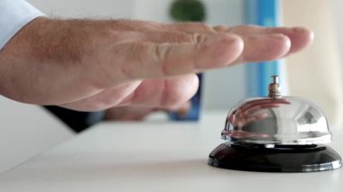 Bir otelin resepsiyonunda elinde kredi kartıyla bekleyen bir turist giriş-çıkış resepsiyonisti.