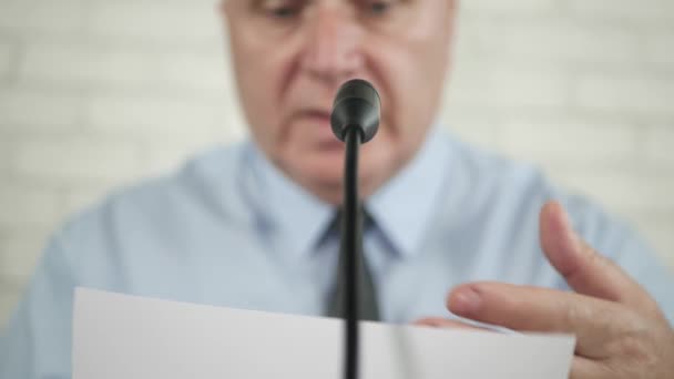 Immagine offuscata di un uomo d'affari relatore in una conferenza stampa che parla al microfono e gesti — Video Stock