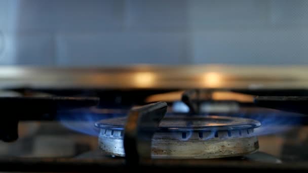 Encender el fuego en la estufa de cocina de la cocina y poner una sartén en la llama — Vídeos de Stock