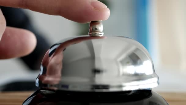 Turista en la Recepción de un Hotel Presiona el Botón de Campana Llamando a la Recepcionista — Vídeos de Stock