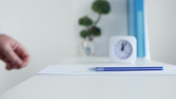 Zakenman Voorbereiding van een zakelijke bijeenkomst door een paar vellen papier en een pen op tafel te leggen — Stockvideo