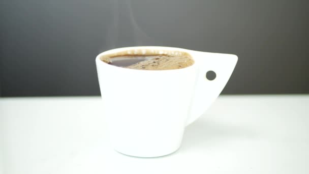 상 위에 따끈하고 신선 한 커피 가 놓인 흰 컵 — 비디오
