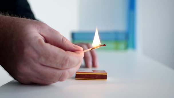 Κοντινό πλάνο Εικόνα με τα χέρια ενός ατόμου Ανάβοντας ένα Matchstick, ένας άνθρωπος που παίζει με τη φωτιά καίει ένα Matchstick — Αρχείο Βίντεο