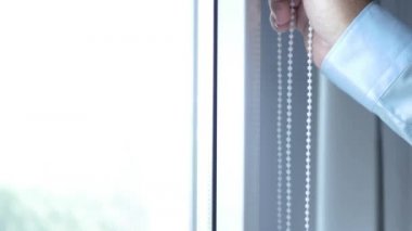 Ofis Odasında İşadamı Pencereyi KapatıyorName