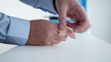 İlkyardım eli uzatmak, Parmağına Tıbbi Yama koymak