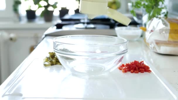 Майонез в миске, приготовленный для овощного салата — стоковое видео