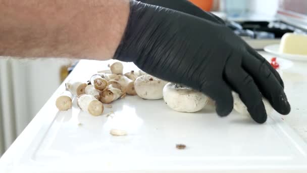 Trabalho na Cozinha, Preparando Cogumelos para Jantar — Vídeo de Stock