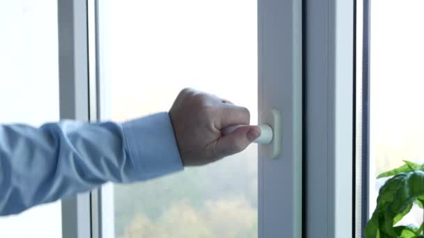 Mão de um homem que abre no modo balanço uma janela do escritório — Vídeo de Stock